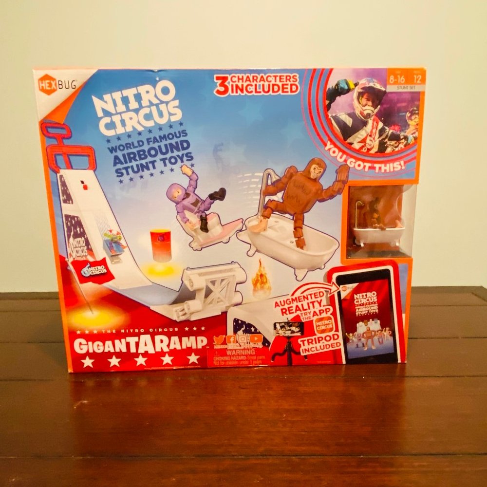 HEXBUG Nitro Circus World Famous Airbound Stunt Toys GigantaRamp-w/ 3 characters